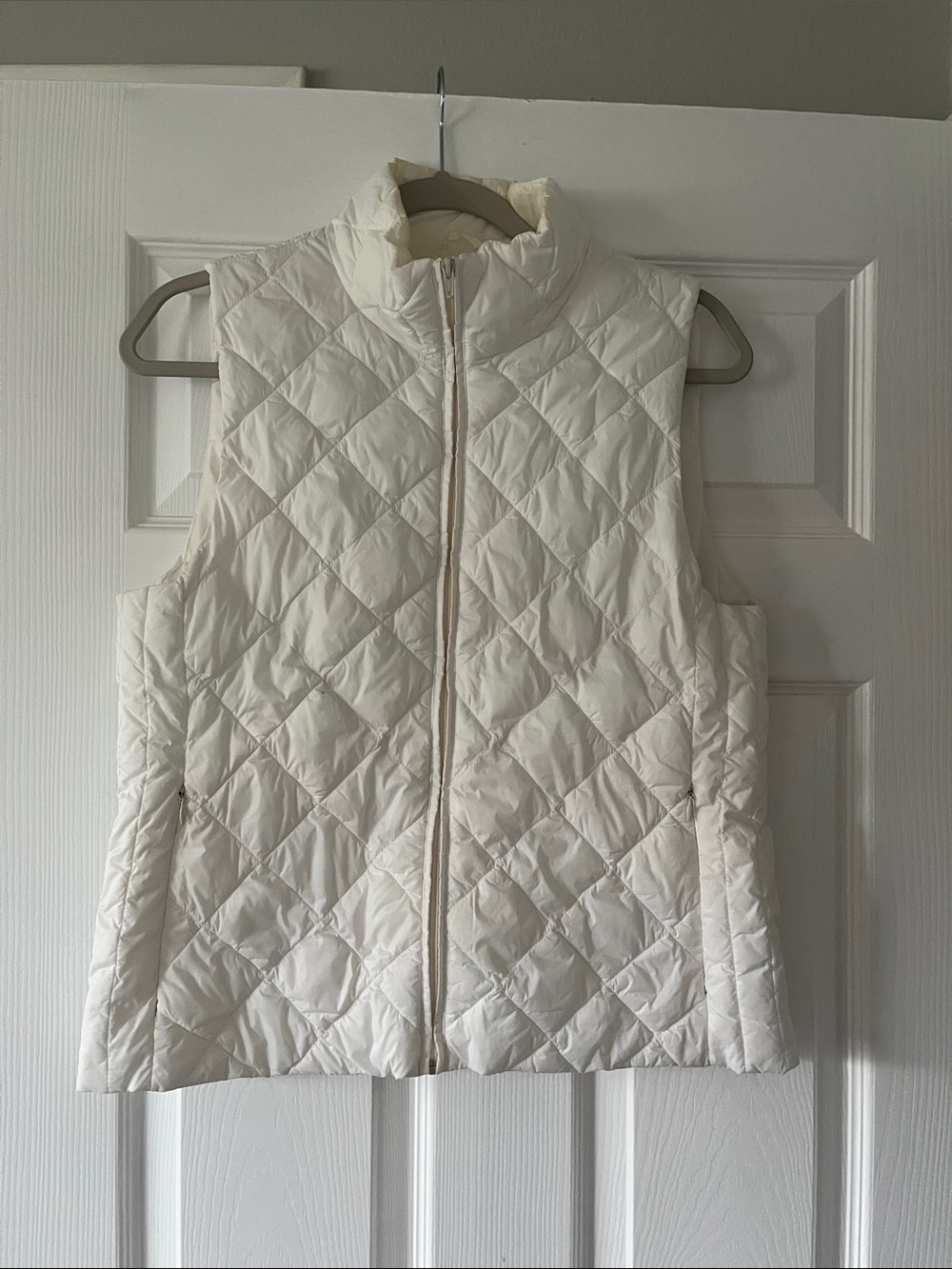 Loft Quilted white Puffer Vest - Sleeveless Zip Front